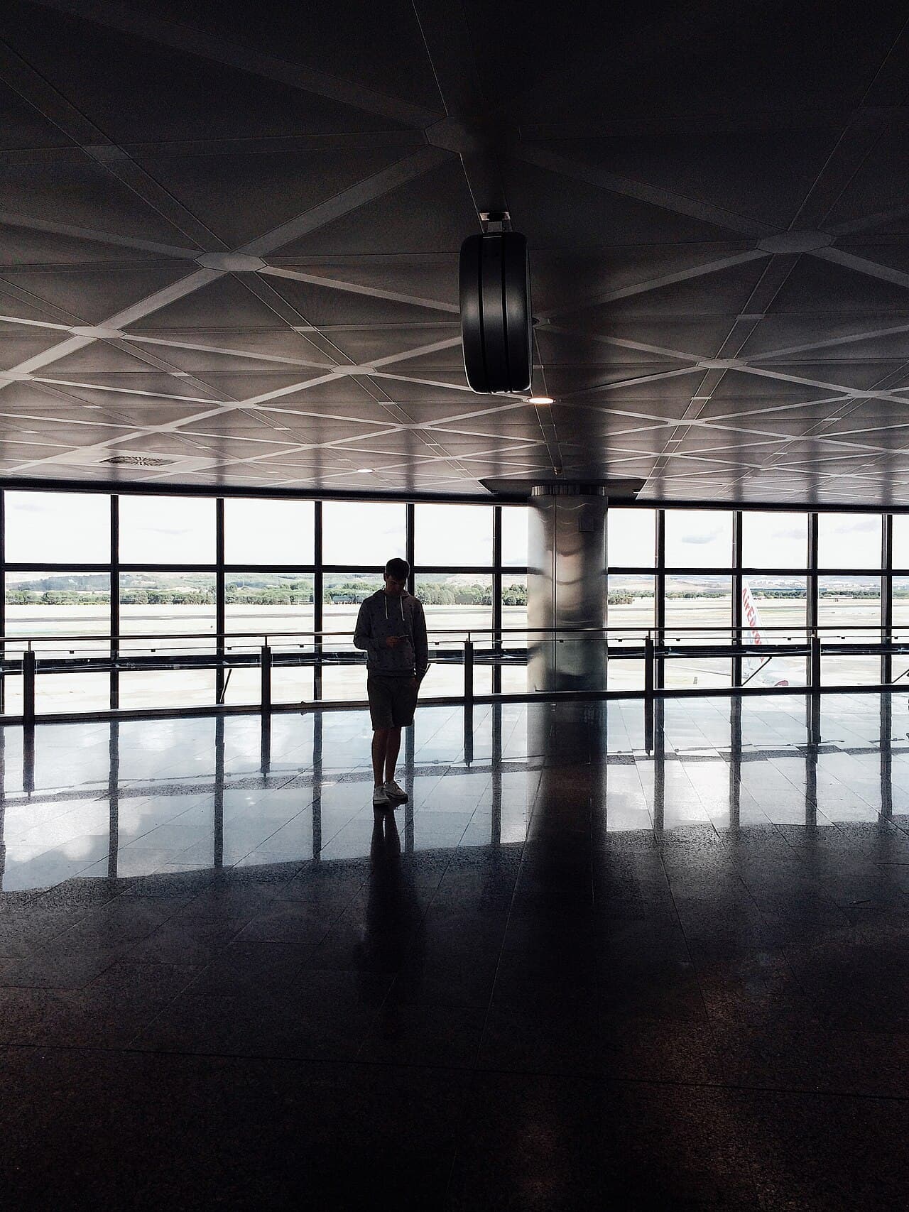 Viajero en la sala de un aeropuerto